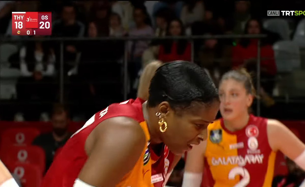 cimbomvolley's tweet photo. atina'da sürekli belini tutuyordu ikinci set çıktı. thy maçında da bir pozisyonda belinden problem yaşadı, acıyla devam etti. öldüremediği her topta da gayet üzgündü. ekrandan birçok şey yakın plan görünürken maçtan sonra sylla'ya edilen onca laf saygısızlıktan başka şey değil. https://t.co/OBwXzCRecx