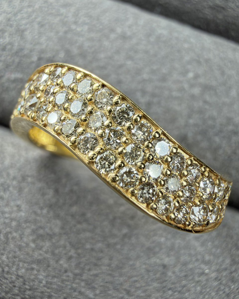 JEWELRY_LAND_'s tweet photo. 実はジュエリーって、裏側を見てみるのも面白いんです☝️

リングの石の裏側をよく見ると、
小さな穴が開いているものがあります。

これ、ただのデザインではなくて、

・光を取り込みやすくする
・石の裏側に溜まった汚れを落としやすくする
・石座を軽くする
・石の状態を確認しやすくする

など、ちゃんと意味があります。

特にダイヤモンドのような透明度の高い宝石は、
石の下から光が入ることで、
表から見たときの輝きにも関係します✨

普段はなかなか見ることのないジュエリーの裏側。

表のデザインだけじゃなく、
こういう「見えないところ」にも
ちゃんと工夫が詰まっているんです。

ジュエリーを手に取ったときは、
ぜひ一度、裏側も覗いてみてください💎