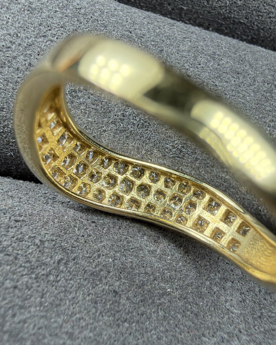 JEWELRY_LAND_'s tweet photo. 実はジュエリーって、裏側を見てみるのも面白いんです☝️

リングの石の裏側をよく見ると、
小さな穴が開いているものがあります。

これ、ただのデザインではなくて、

・光を取り込みやすくする
・石の裏側に溜まった汚れを落としやすくする
・石座を軽くする
・石の状態を確認しやすくする

など、ちゃんと意味があります。

特にダイヤモンドのような透明度の高い宝石は、
石の下から光が入ることで、
表から見たときの輝きにも関係します✨

普段はなかなか見ることのないジュエリーの裏側。

表のデザインだけじゃなく、
こういう「見えないところ」にも
ちゃんと工夫が詰まっているんです。

ジュエリーを手に取ったときは、
ぜひ一度、裏側も覗いてみてください💎