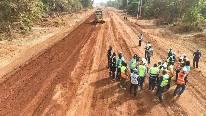 malkoomx00's tweet photo. 🇧🇫🛣️
 Le Burkina Faso poursuit les travaux de modernisation sur les corridors routiers Bobo–Banfora et Banfora–Orodara dans l'ouest du pays, incluant l'élargissement des voies, le terrassement et l'aménagement des structures de drainage. 

⤵️ https://t.co/khQXTSHMr6