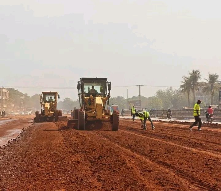 malkoomx00's tweet photo. 🇧🇫🛣️
 Le Burkina Faso poursuit les travaux de modernisation sur les corridors routiers Bobo–Banfora et Banfora–Orodara dans l'ouest du pays, incluant l'élargissement des voies, le terrassement et l'aménagement des structures de drainage. 

⤵️ https://t.co/khQXTSHMr6