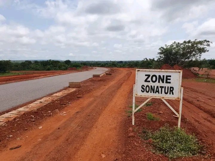 malkoomx00's tweet photo. 🇧🇫🛣️
 Le Burkina Faso poursuit les travaux de modernisation sur les corridors routiers Bobo–Banfora et Banfora–Orodara dans l'ouest du pays, incluant l'élargissement des voies, le terrassement et l'aménagement des structures de drainage. 

⤵️ https://t.co/khQXTSHMr6