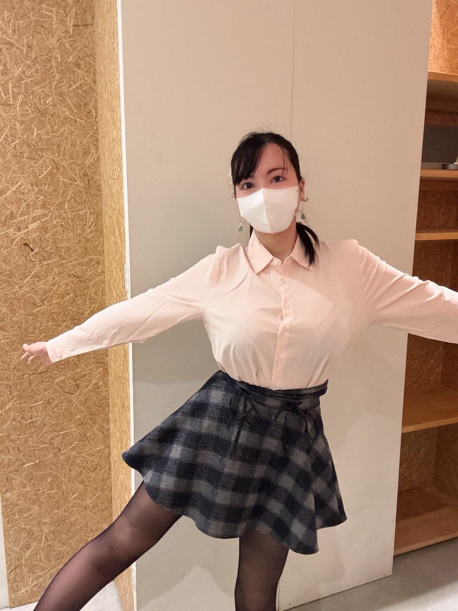 Icup_sakura's tweet photo. こんさく～🌸
変な踊りをしてるわたしです
ダンスの才能はないです😭 https://t.co/fmhLXT0aQ1