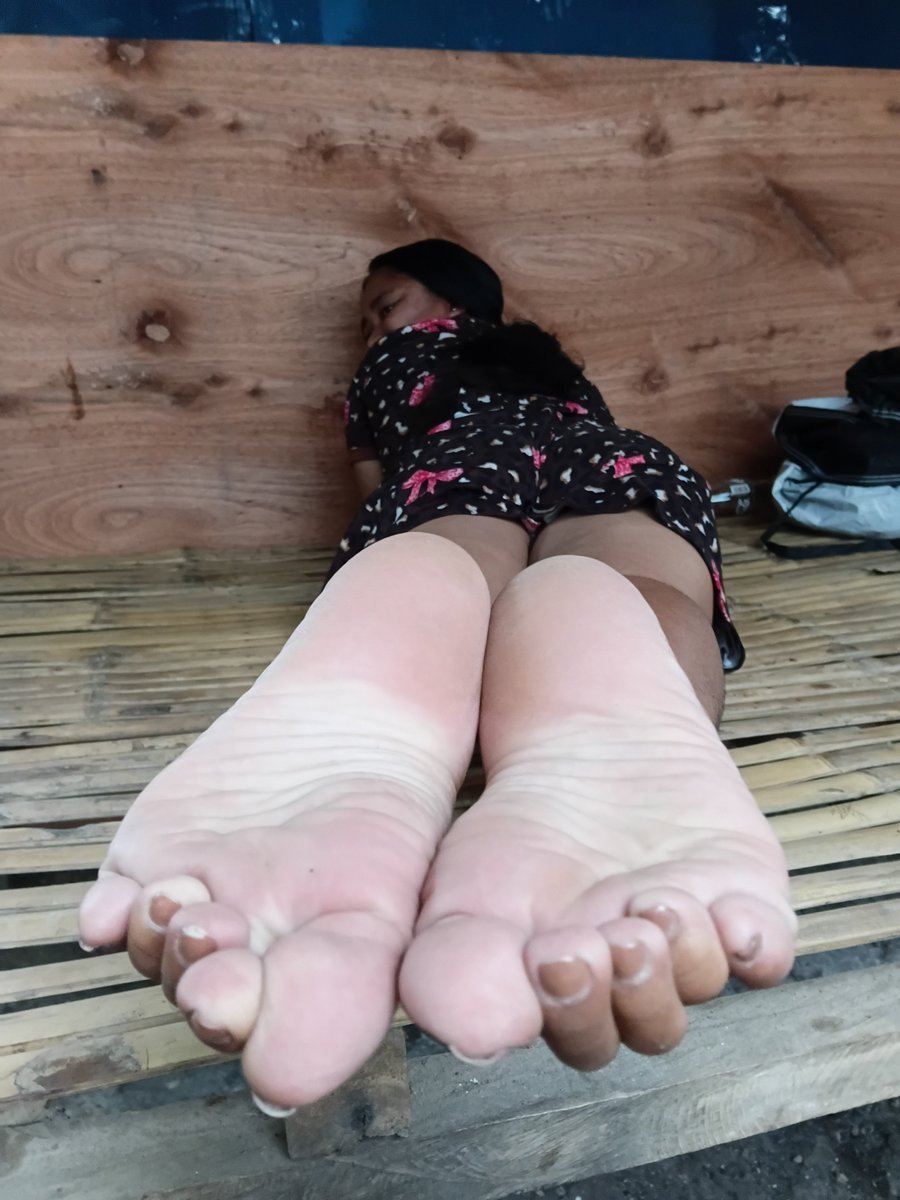 goddessbeng_16's tweet photo. Your POV: jerk!ng off to my feet like a pathetic dog who’s eager to shoot his dirty nut🥜 into my soles haha what a pathetic loser indeed. 🤣🐷👻✌️

findom https://t.co/KCicJ7pXw1