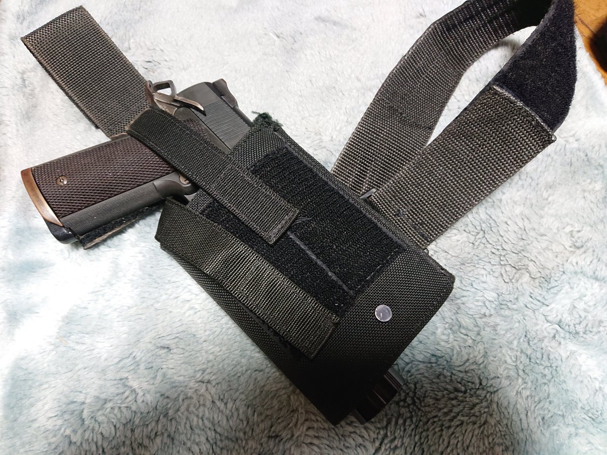 yutaredriver's tweet photo. Movie SPEED LAPD SWAT Holster

基本的にLAPD SWATは細々した装備品を地元装備メーカーで揃える傾向があり、このホルスターを製造していた装備メーカーもその1つ。

腰周りのナイロン装備、サファリ6004採用前に使用していた特注レザーホルスターのレッグストラップはこのメーカー製だったりする。 https://t.co/ISY5xGQdsZ