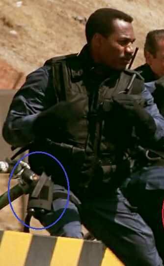 yutaredriver's tweet photo. Movie SPEED LAPD SWAT Holster

基本的にLAPD SWATは細々した装備品を地元装備メーカーで揃える傾向があり、このホルスターを製造していた装備メーカーもその1つ。

腰周りのナイロン装備、サファリ6004採用前に使用していた特注レザーホルスターのレッグストラップはこのメーカー製だったりする。 https://t.co/ISY5xGQdsZ