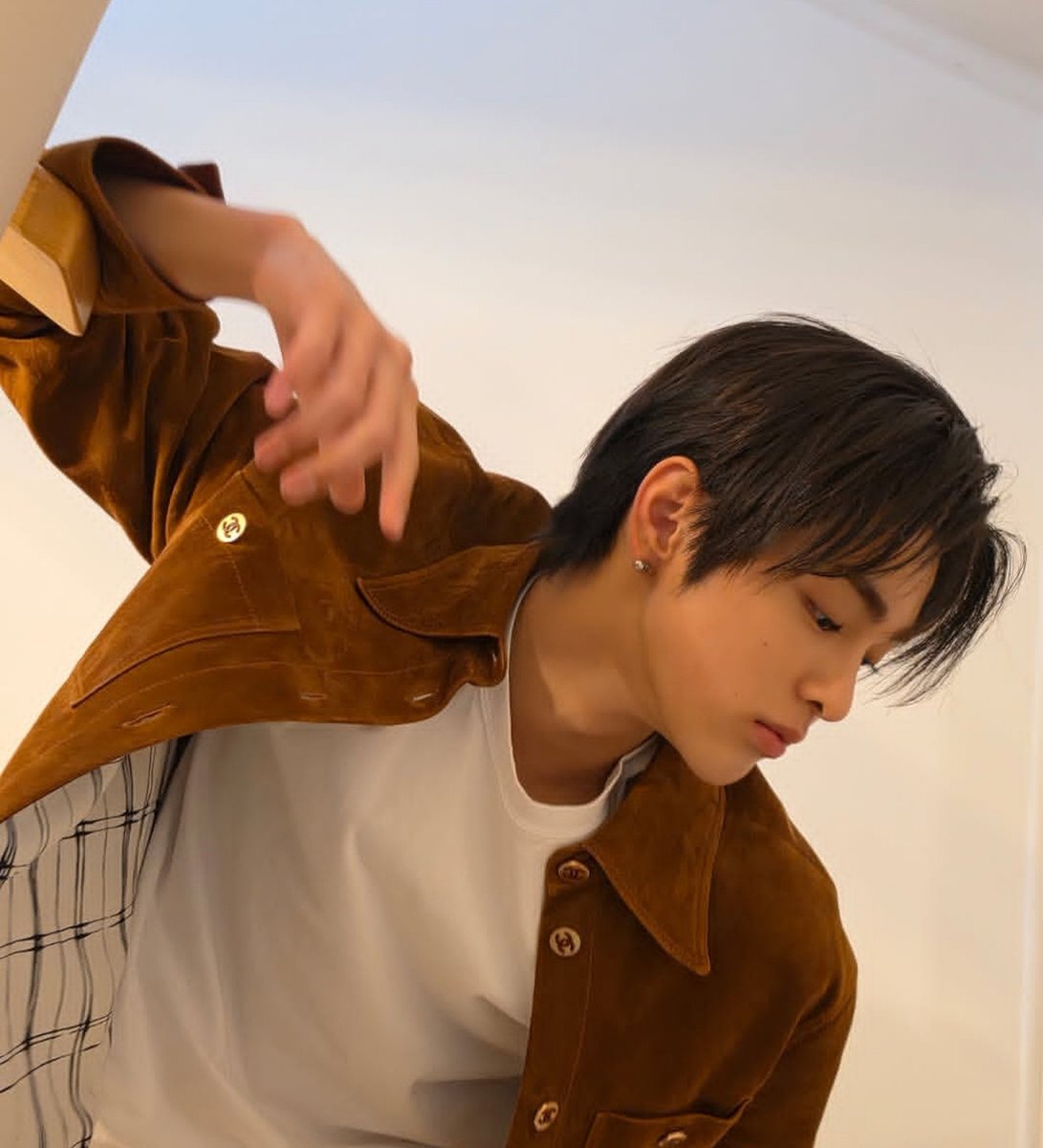 FashionistD's tweet photo. The History Book of Fashion:
Page 116:
#KEONHO for CHANEL https://t.co/1WdvxjvHcJ