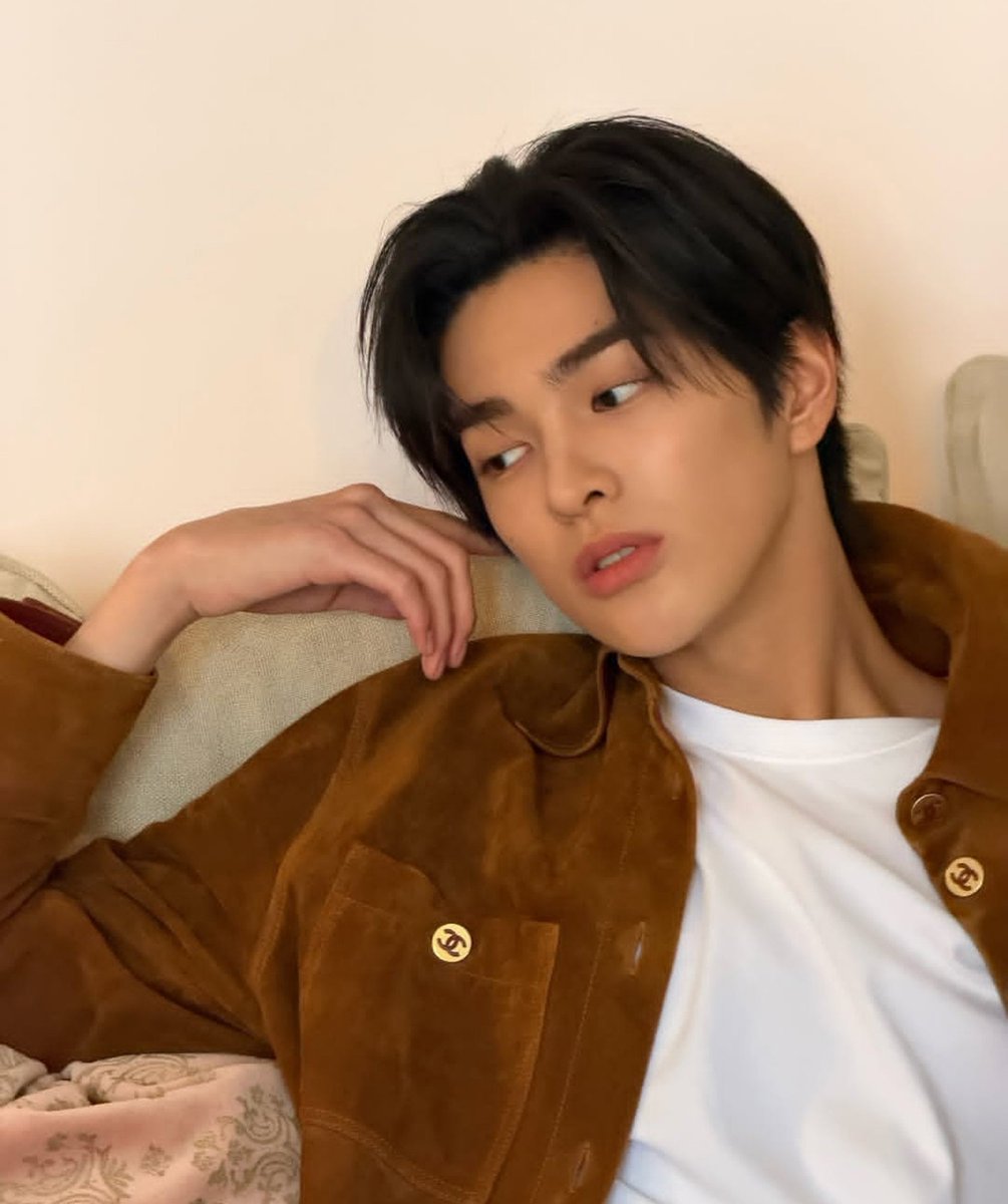 FashionistD's tweet photo. The History Book of Fashion:
Page 116:
#KEONHO for CHANEL https://t.co/1WdvxjvHcJ