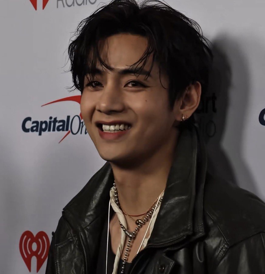 taeguide's tweet photo. This Taehyung smile is my favorite https://t.co/WZ1fvurOJz