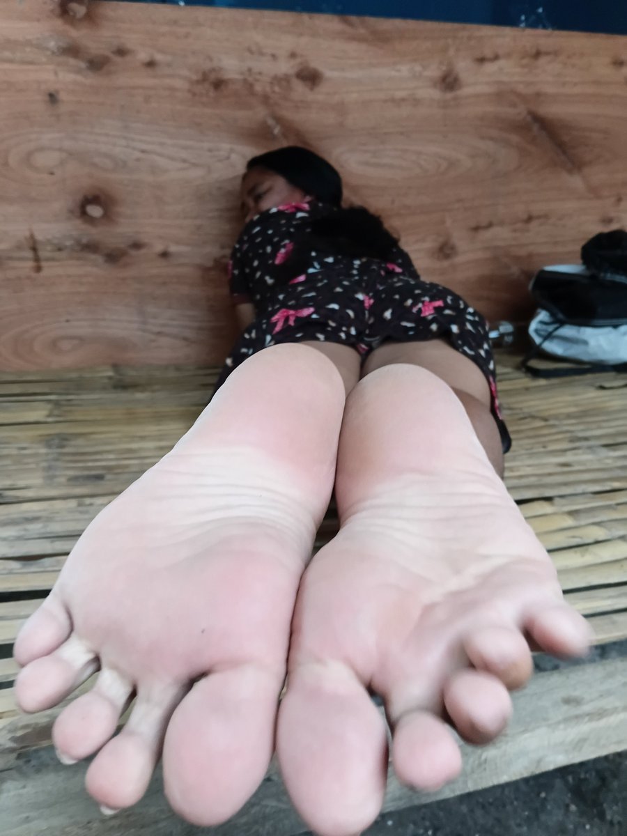 goddessbeng_16's tweet photo. Your POV: jerk!ng off to my feet like a pathetic dog who’s eager to shoot his dirty nut🥜 into my soles haha what a pathetic loser indeed. 🤣🐷👻✌️

findom https://t.co/KCicJ7pXw1