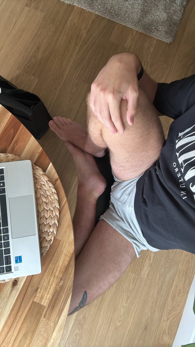 UKboy69_'s tweet photo. Working from home! Someone entertain me #gay #muscle #feet #twink #lad #ukgay https://t.co/rT6elzDchm