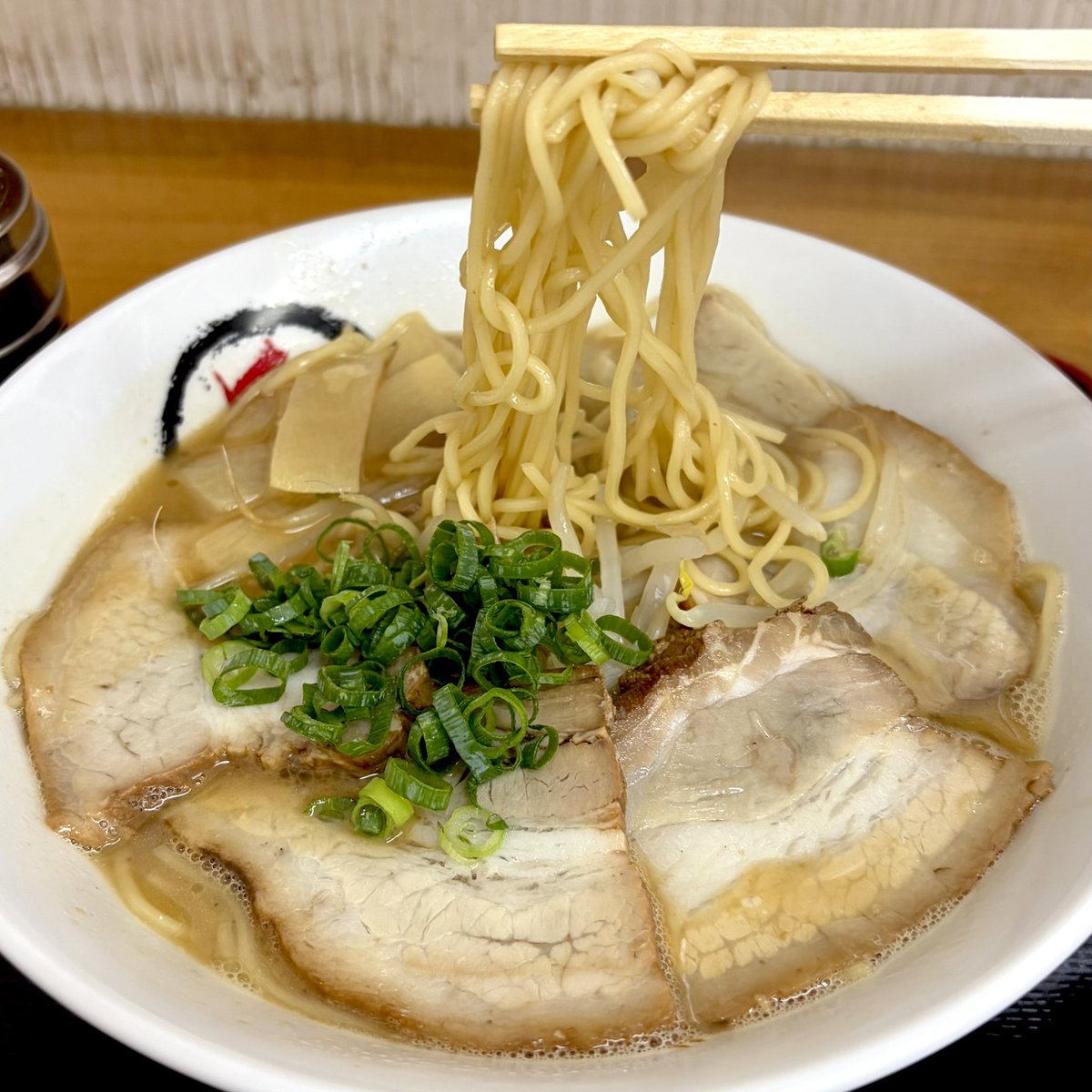 CruisingOcean's tweet photo. 秋晴れな日で仕事も好調🎵
今宵は釣ってきたというイカを頂いたのでパクリとな♪
う〜んうま〜い( ^ω^ )
そうそうランチはほぼ4年ぶりの八万町のまる虎さんでチャーシューの小1100円(税込)を！あつあつのスープがいいね♪( ´θ｀)
All for happiness https://t.co/87k9IdaPFG