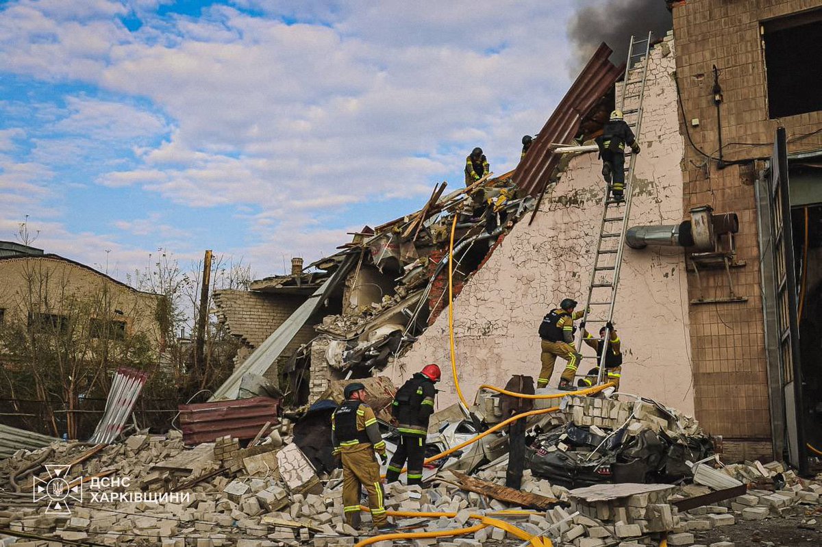mhmck's tweet photo. Russians attacked a residential area of Kharkiv with guided aerial bombs. Six people were killed and 59 others were injured, including three children.

📷 State Emergency Service of Ukraine https://t.co/71m5VhqejT