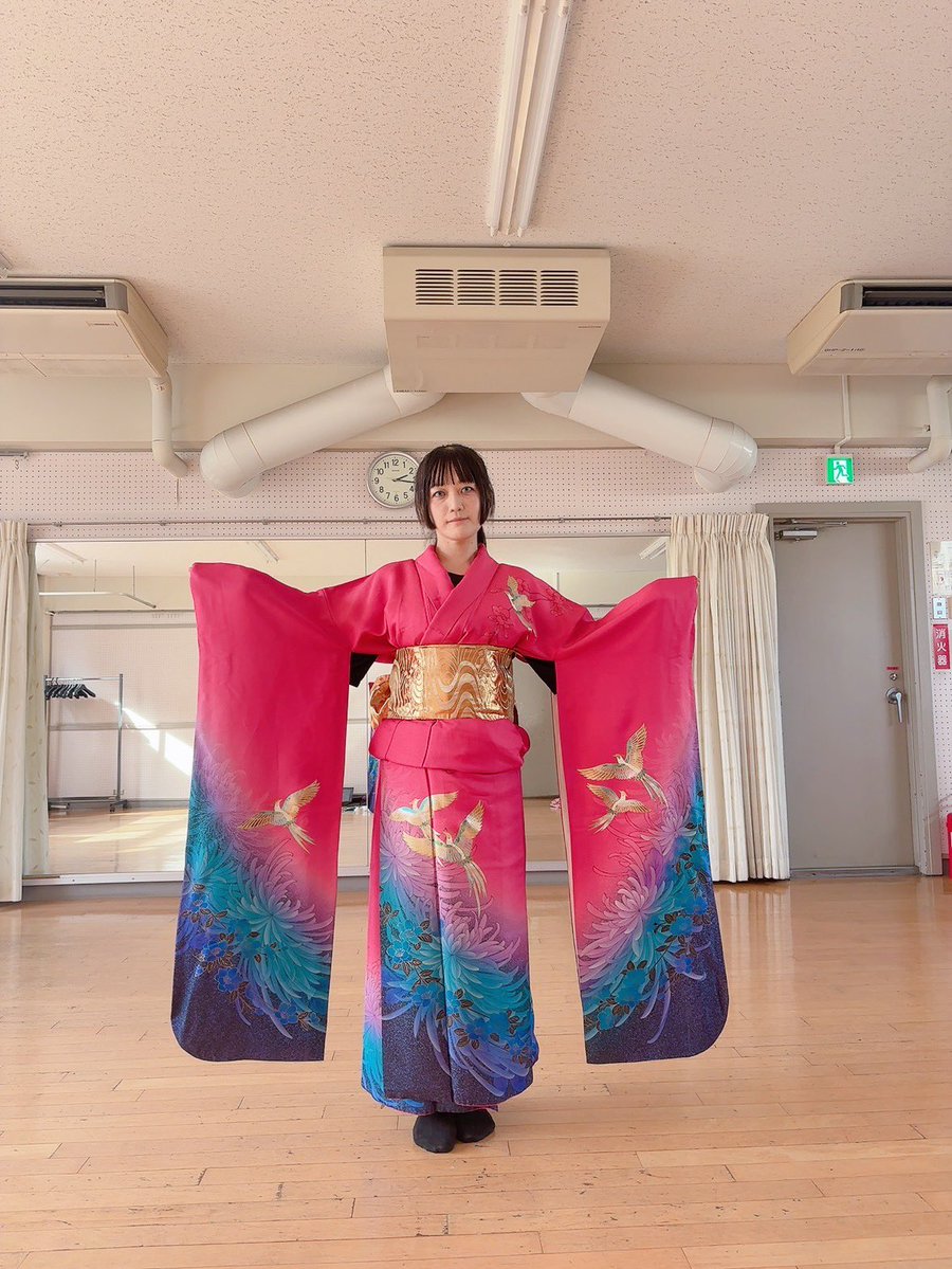 Chicka517's tweet photo. 衣装候補に引っ張り出した振袖を試着してみたら、これ、袖と裾の模様が一枚の絵みたいに繋がるんですね！後ろ姿まで美しい…✨✨

※試着なので黒いTシャツの上から着てます。襟やら脇のところからTシャツが出ちゃってるのはお見逃しくださいませ🙇‍♀️ https://t.co/9f4znOS1BH