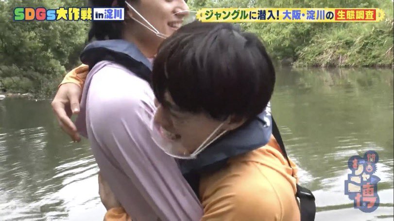 AsetsRkrv_xi's tweet photo. 小島さん「大晴は普通に普段からギュッとしてる。もう日常の挨拶やね。かわいくてギュッとしたくなる存在やねん。濃密なハグがしたい。大晴が1番抱き心地がいい」←これガチで本人の口から出てるのエグい ビバちぇ😭😭 https://t.co/zRsTy5j9yx