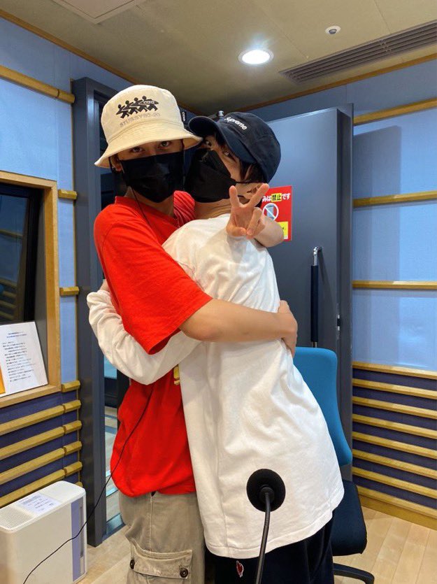 AsetsRkrv_xi's tweet photo. 小島さん「大晴は普通に普段からギュッとしてる。もう日常の挨拶やね。かわいくてギュッとしたくなる存在やねん。濃密なハグがしたい。大晴が1番抱き心地がいい」←これガチで本人の口から出てるのエグい ビバちぇ😭😭 https://t.co/zRsTy5j9yx