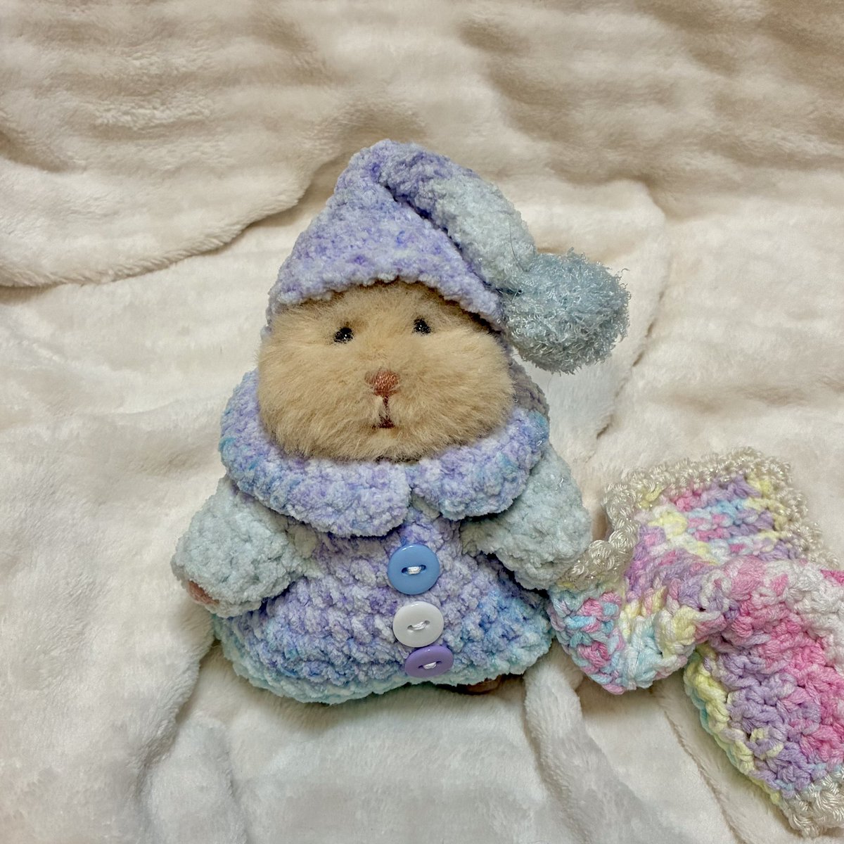 Xoxo___non's tweet photo. 朝晩しゃみくなってきたからロンパース編んでもろたの🧶
あたかくてねみぃの🐹💤

#はむにぎり https://t.co/tZe2SUHmkf