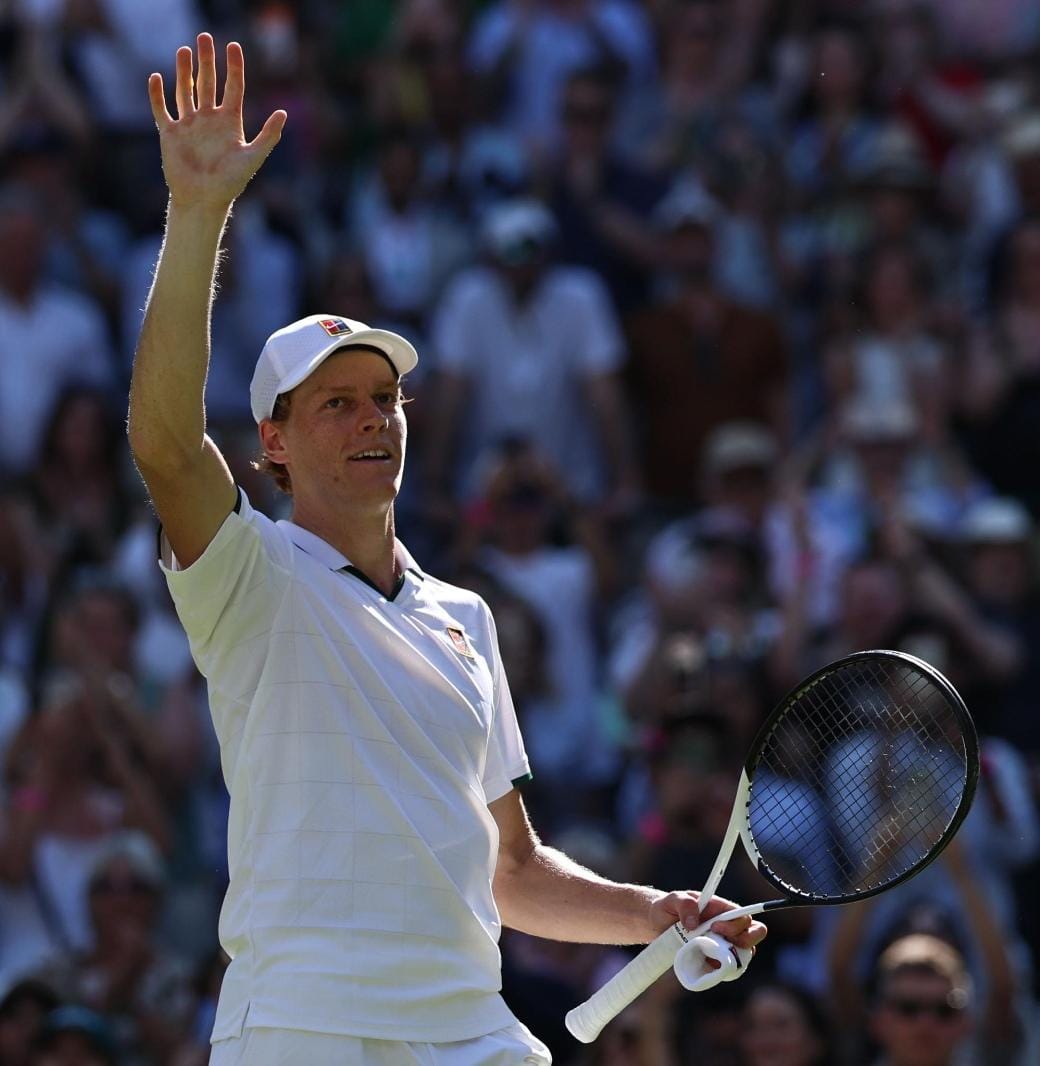 ItaliaTeam_it's tweet photo. Forza, Jannik! 💪

Anche le rinunce dolorose testimoniano la grandezza dei numeri uno. Chiudere la stagione oggi significa essere più forte domani 🎾

Ti aspettiamo nel 2027 per vivere nuove emozioni, per inseguire nuovi successi. Per far sventolare ancora in alto il tricolore nel mondo! 🇮🇹

#Sinner #tennis #ItaliaTeam @federtennis @janniksin