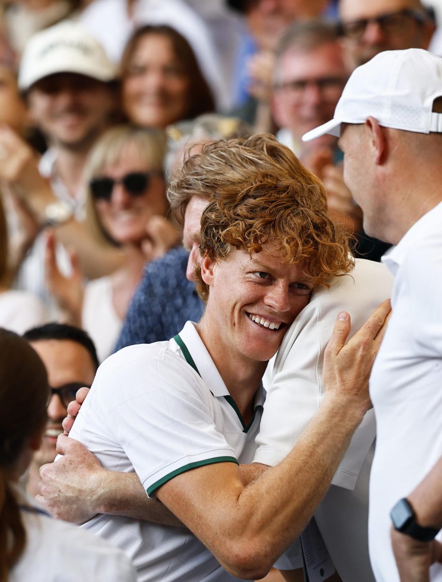 ItaliaTeam_it's tweet photo. Forza, Jannik! 💪

Anche le rinunce dolorose testimoniano la grandezza dei numeri uno. Chiudere la stagione oggi significa essere più forte domani 🎾

Ti aspettiamo nel 2027 per vivere nuove emozioni, per inseguire nuovi successi. Per far sventolare ancora in alto il tricolore nel mondo! 🇮🇹

#Sinner #tennis #ItaliaTeam @federtennis @janniksin