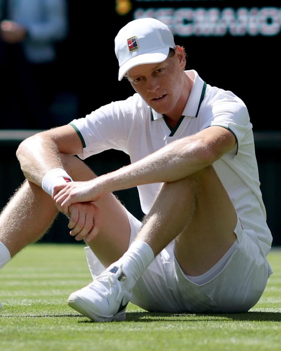 ItaliaTeam_it's tweet photo. Forza, Jannik! 💪

Anche le rinunce dolorose testimoniano la grandezza dei numeri uno. Chiudere la stagione oggi significa essere più forte domani 🎾

Ti aspettiamo nel 2027 per vivere nuove emozioni, per inseguire nuovi successi. Per far sventolare ancora in alto il tricolore nel mondo! 🇮🇹

#Sinner #tennis #ItaliaTeam @federtennis @janniksin