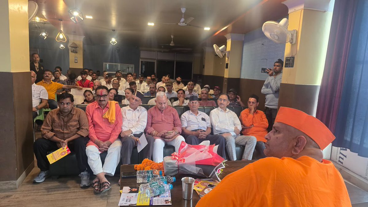 kalisenachief's tweet photo. ।। देश में तीसरे विकल्प की आहट ।।

जब भी मैं बोलता हूँ भाजपा को वोट मत दो , कांग्रेस , सपा , बसपा को वोट मत दो क्योंकि ये सवर्ण विरोधी है , संविधान में दिए गए समानता के विरोधी हैं , तो लोगो के प्रश्न होते थे फिर विकल्प क्या है ?? 

अब हम इस प्रयास में हैं कि तीसरा विकल्प इस देश में बने ! 

चंद्रशेखर रावण ने भी एक चैलेंज किया था कि सवर्ण समाज यदि विरोध करता है एससी एसटी एक्ट का तो अपनी पार्टी बना कर चुनाव लड़ कर सरकार बनाये और अपनी तीन मांगों को पूरा करे । 

हमने चंद्रशेखर रावण और उनके सरपरस्त मोदी अमित शाह का भी चैलेंज सवर्ण समाज स्वीकार करके तीसरे विकल्प की तरफ़ बढ़ रहा है । 

1 नवंबर को हम फिरउत्तराखंड की राजधानी देहरादून में अपने लोगो के साथ बैठेंगे और देश के सामने एक नए विकल्प की उद्घोषणा करेंगे । 

नोट -यह प्रयास है हमारा इसकी सफलता सवर्ण समाज के ऊपर है यदि वो चाहेंगे तभी ये विकल्प बनेगा यदि उनका समर्थन नहीं हुआ तो ये विकल्प मैं बनाऊँगा भी नहीं ।