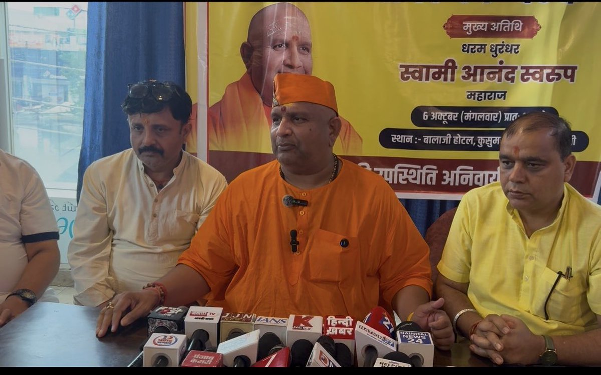 kalisenachief's tweet photo. ।। देश में तीसरे विकल्प की आहट ।।

जब भी मैं बोलता हूँ भाजपा को वोट मत दो , कांग्रेस , सपा , बसपा को वोट मत दो क्योंकि ये सवर्ण विरोधी है , संविधान में दिए गए समानता के विरोधी हैं , तो लोगो के प्रश्न होते थे फिर विकल्प क्या है ?? 

अब हम इस प्रयास में हैं कि तीसरा विकल्प इस देश में बने ! 

चंद्रशेखर रावण ने भी एक चैलेंज किया था कि सवर्ण समाज यदि विरोध करता है एससी एसटी एक्ट का तो अपनी पार्टी बना कर चुनाव लड़ कर सरकार बनाये और अपनी तीन मांगों को पूरा करे । 

हमने चंद्रशेखर रावण और उनके सरपरस्त मोदी अमित शाह का भी चैलेंज सवर्ण समाज स्वीकार करके तीसरे विकल्प की तरफ़ बढ़ रहा है । 

1 नवंबर को हम फिरउत्तराखंड की राजधानी देहरादून में अपने लोगो के साथ बैठेंगे और देश के सामने एक नए विकल्प की उद्घोषणा करेंगे । 

नोट -यह प्रयास है हमारा इसकी सफलता सवर्ण समाज के ऊपर है यदि वो चाहेंगे तभी ये विकल्प बनेगा यदि उनका समर्थन नहीं हुआ तो ये विकल्प मैं बनाऊँगा भी नहीं ।