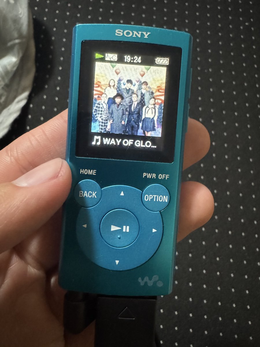 _hazusann_'s tweet photo. 充電器刺したら動いた！昔入ってた曲が沢山😭 https://t.co/PwmMq7SdZE