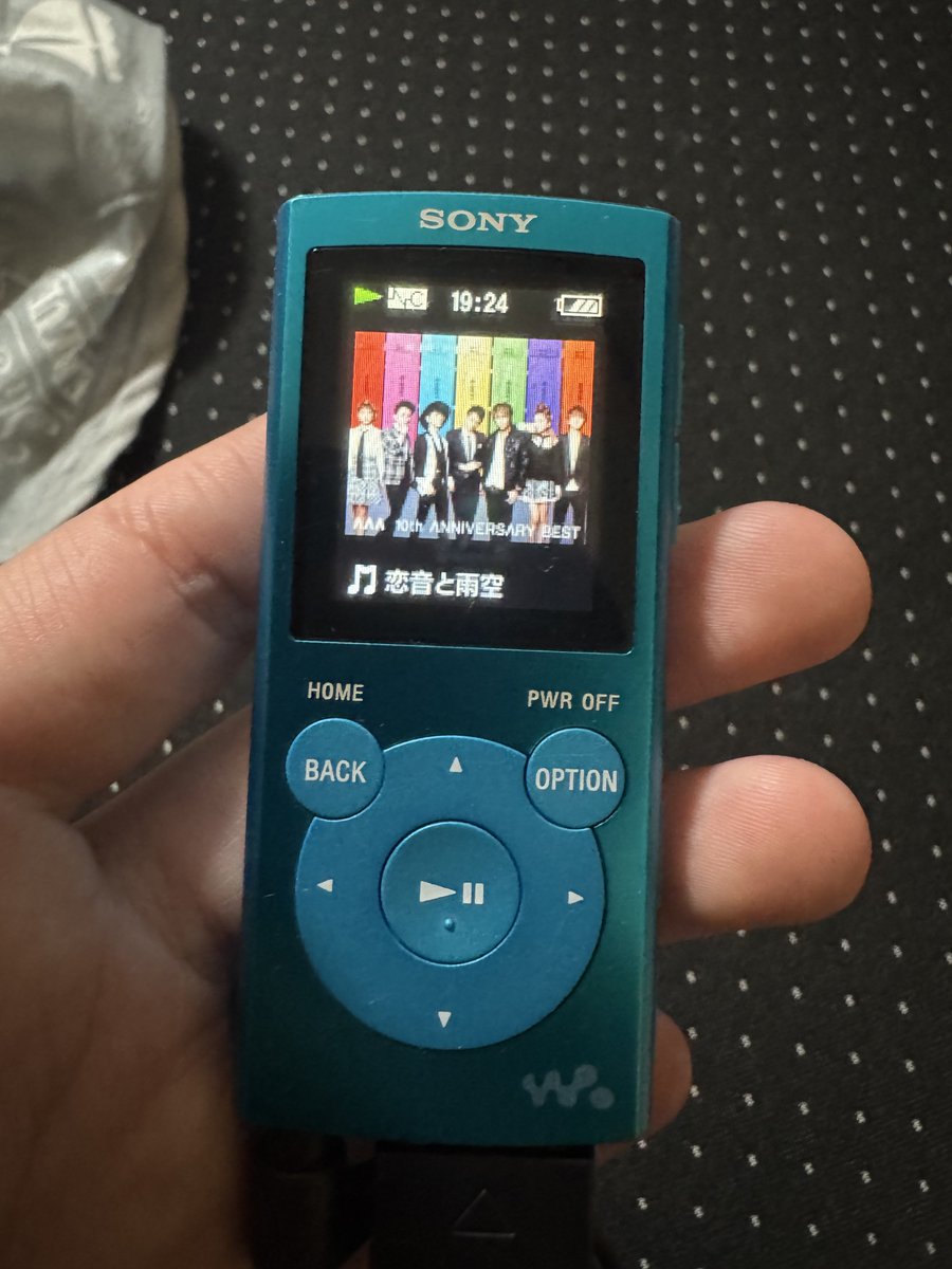 _hazusann_'s tweet photo. 充電器刺したら動いた！昔入ってた曲が沢山😭 https://t.co/PwmMq7SdZE