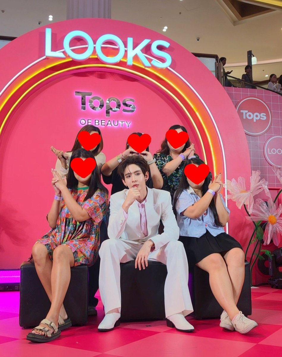 p_kt_jaaa's tweet photo. ชอบ group photo มากกกก ว่าแต่คุณเค้ารู้ตัวยังว่าโดนติดโบว์ 55555

JAMESSU X LUVUM WITH TOPS
#LuvumxJamesSu https://t.co/Oi8xz1jqCV