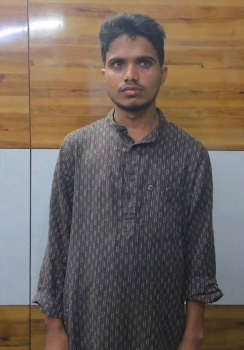 total_woke_'s tweet photo. Meet Nadeem Ahmed from Delhi

10th fail, calls Hindus anpadh

Can barely read and write, calls himself a journalist

Always AAP supporter, now joined their youth wing CJP

Created AI videos of Delhi police molesting protestors and made it viral

All cockroaches are disgusting https://t.co/ZFZbyVCC04