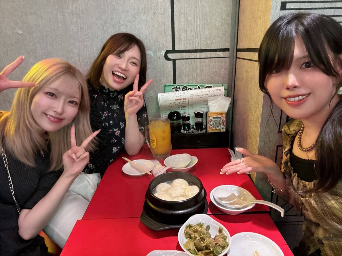 ReSAEnter's tweet photo. ちょっと前に、弊社のさとはると関根さんがごはんに行ってくれたんよーーお誘い嬉しかったなーー🥟

マインドが松田と違う人と話す面白さを感じとった！
自信と不安が共存するこの世界で、みんなそれぞれの形で強く生きているのやなぁ！
えらすぎ！ https://t.co/SQsyjuVTal