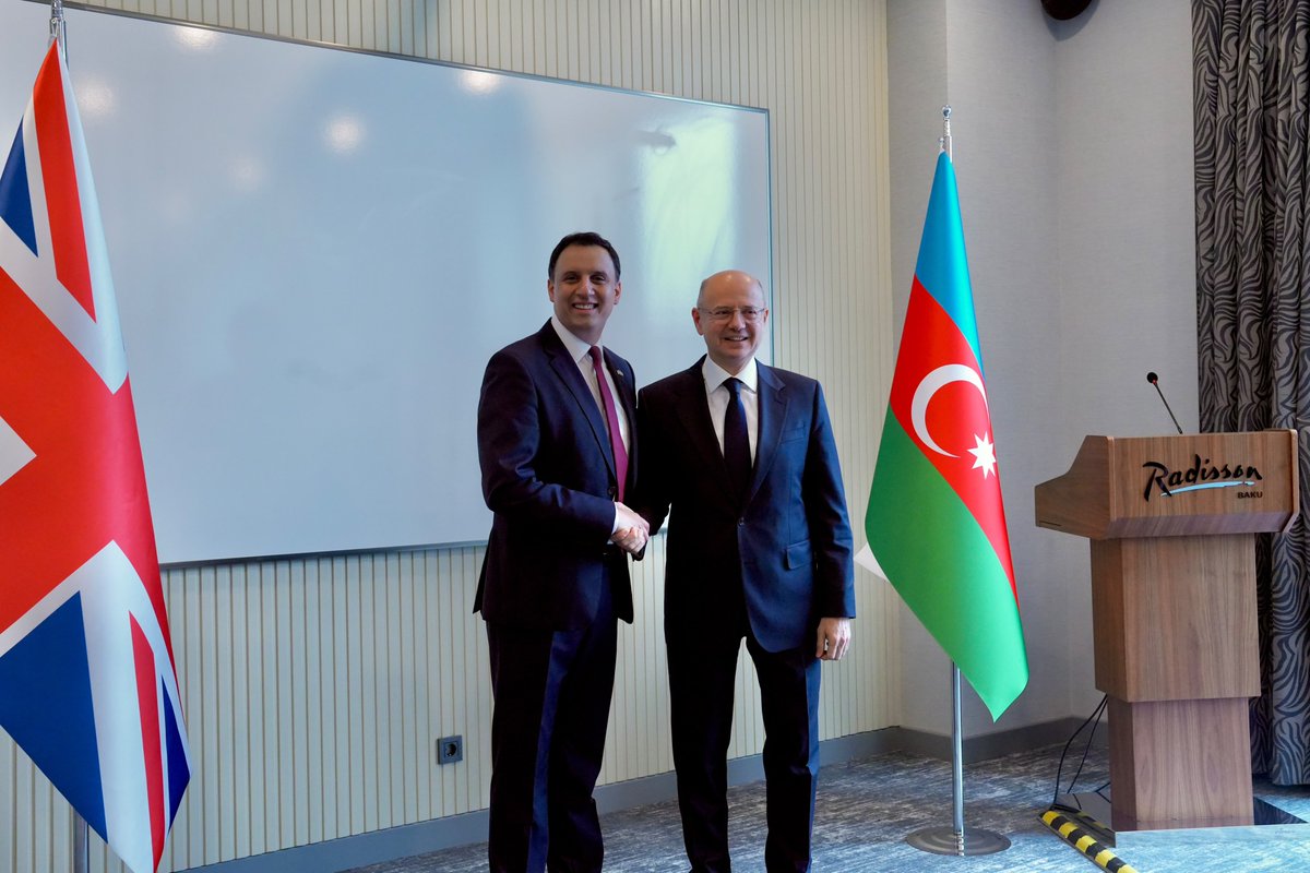 minenergyaze's tweet photo. ℹ️ Bakıda keçirilən Azərbaycan Respublikası Hökuməti ilə Böyük Britaniya və Şimali İrlandiya Birləşmiş Krallığının Hökuməti arasında ticarət və iqtisadi əməkdaşlıq üzrə Birgə Hökumətlərarası Komissiyanın 8-ci iclası çərçivəsində energetika naziri Pərviz Şahbazov Böyük Britaniya və Şimali İrlandiya Birləşmiş Krallığının Biznes, İnnovasiya, Elm və Ticarət Nazirliyinin Ticarət üzrə dövlət naziri, Birgə Hökumətlərarası Komissiyanın həmsədri Lord Anas Sarvarla görüşüb.

🤝 Görüşdə ikitərəfli münasibətlərin inkişaf gündəliyindəki məsələlər, o cümlədən #enerji, #ticarət, #investisiya, #nəqliyyat, #rəqəmsallaşma və digər prioritet sahələrdə əməkdaşlığın genişləndirilməsi imkanları müzakirə edilib. 

📌 39 milyard ABŞ dollarından çox investisiya ilə Birləşmiş Krallıq Azərbaycanın ən böyük xarici investoru və əsas iqtisadi tərəfdaşlarından biridir.

#EnergetikaNazirliyi #MinistryofEnergy #xəbərlər #HökümətlərarasıKomissiya