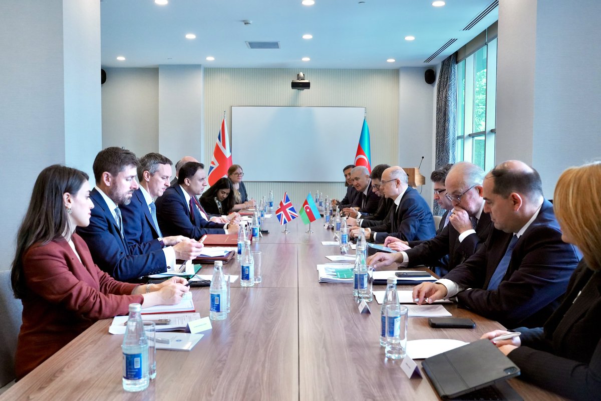 minenergyaze's tweet photo. ℹ️ Bakıda keçirilən Azərbaycan Respublikası Hökuməti ilə Böyük Britaniya və Şimali İrlandiya Birləşmiş Krallığının Hökuməti arasında ticarət və iqtisadi əməkdaşlıq üzrə Birgə Hökumətlərarası Komissiyanın 8-ci iclası çərçivəsində energetika naziri Pərviz Şahbazov Böyük Britaniya və Şimali İrlandiya Birləşmiş Krallığının Biznes, İnnovasiya, Elm və Ticarət Nazirliyinin Ticarət üzrə dövlət naziri, Birgə Hökumətlərarası Komissiyanın həmsədri Lord Anas Sarvarla görüşüb.

🤝 Görüşdə ikitərəfli münasibətlərin inkişaf gündəliyindəki məsələlər, o cümlədən #enerji, #ticarət, #investisiya, #nəqliyyat, #rəqəmsallaşma və digər prioritet sahələrdə əməkdaşlığın genişləndirilməsi imkanları müzakirə edilib. 

📌 39 milyard ABŞ dollarından çox investisiya ilə Birləşmiş Krallıq Azərbaycanın ən böyük xarici investoru və əsas iqtisadi tərəfdaşlarından biridir.

#EnergetikaNazirliyi #MinistryofEnergy #xəbərlər #HökümətlərarasıKomissiya