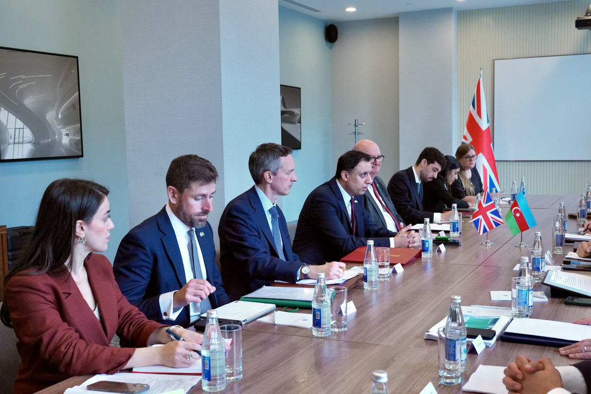 minenergyaze's tweet photo. ℹ️ Bakıda keçirilən Azərbaycan Respublikası Hökuməti ilə Böyük Britaniya və Şimali İrlandiya Birləşmiş Krallığının Hökuməti arasında ticarət və iqtisadi əməkdaşlıq üzrə Birgə Hökumətlərarası Komissiyanın 8-ci iclası çərçivəsində energetika naziri Pərviz Şahbazov Böyük Britaniya və Şimali İrlandiya Birləşmiş Krallığının Biznes, İnnovasiya, Elm və Ticarət Nazirliyinin Ticarət üzrə dövlət naziri, Birgə Hökumətlərarası Komissiyanın həmsədri Lord Anas Sarvarla görüşüb.

🤝 Görüşdə ikitərəfli münasibətlərin inkişaf gündəliyindəki məsələlər, o cümlədən #enerji, #ticarət, #investisiya, #nəqliyyat, #rəqəmsallaşma və digər prioritet sahələrdə əməkdaşlığın genişləndirilməsi imkanları müzakirə edilib. 

📌 39 milyard ABŞ dollarından çox investisiya ilə Birləşmiş Krallıq Azərbaycanın ən böyük xarici investoru və əsas iqtisadi tərəfdaşlarından biridir.

#EnergetikaNazirliyi #MinistryofEnergy #xəbərlər #HökümətlərarasıKomissiya