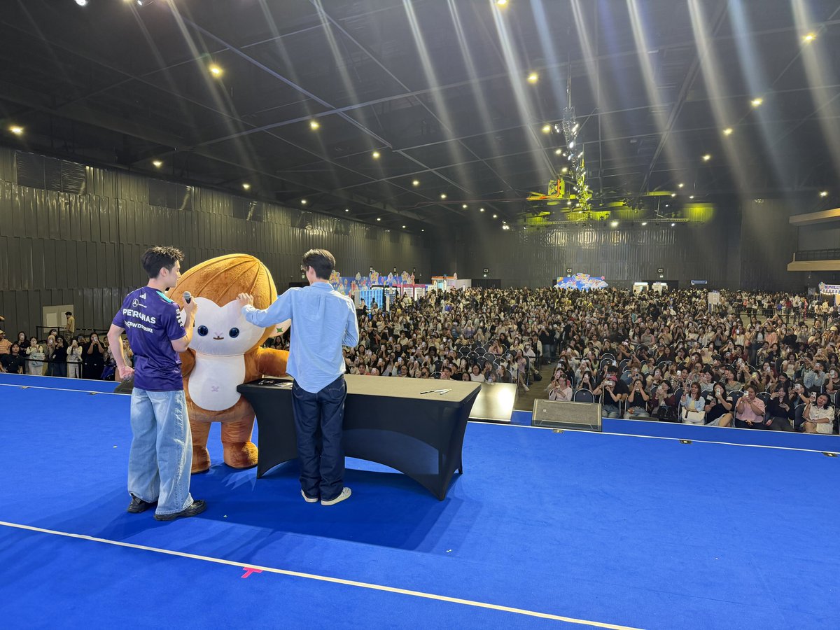 GmmtvShop's tweet photo. แอลม่อน - โปรเกรส และ PONPON ขอบคุณทุกคนที่มาร่วมกิจกรรม Fan Sign ในงาน GMMTV FANIVAL 2026 : Happy Family นะครับผม

@almondsleepp @___progresss___
@PONPON_gmmtv

#GMMTVFANIVAL2026HappyFamilyxAP
#GMMTV https://t.co/d3K508xHyu
