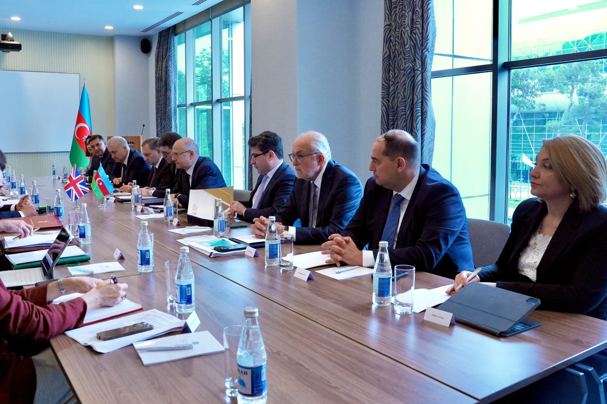 minenergyaze's tweet photo. ℹ️ Bakıda keçirilən Azərbaycan Respublikası Hökuməti ilə Böyük Britaniya və Şimali İrlandiya Birləşmiş Krallığının Hökuməti arasında ticarət və iqtisadi əməkdaşlıq üzrə Birgə Hökumətlərarası Komissiyanın 8-ci iclası çərçivəsində energetika naziri Pərviz Şahbazov Böyük Britaniya və Şimali İrlandiya Birləşmiş Krallığının Biznes, İnnovasiya, Elm və Ticarət Nazirliyinin Ticarət üzrə dövlət naziri, Birgə Hökumətlərarası Komissiyanın həmsədri Lord Anas Sarvarla görüşüb.

🤝 Görüşdə ikitərəfli münasibətlərin inkişaf gündəliyindəki məsələlər, o cümlədən #enerji, #ticarət, #investisiya, #nəqliyyat, #rəqəmsallaşma və digər prioritet sahələrdə əməkdaşlığın genişləndirilməsi imkanları müzakirə edilib. 

📌 39 milyard ABŞ dollarından çox investisiya ilə Birləşmiş Krallıq Azərbaycanın ən böyük xarici investoru və əsas iqtisadi tərəfdaşlarından biridir.

#EnergetikaNazirliyi #MinistryofEnergy #xəbərlər #HökümətlərarasıKomissiya