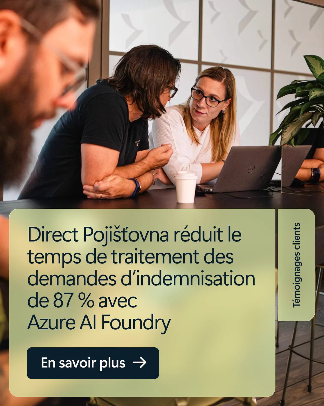 Une femme avec des lunettes et un homme discutent des détails sur un ordinateur portable dans un bureau moderne. Le texte indique : 'Direct Pojišťovna réduit le temps de traitement des demandes d'indemnisation de 87 % avec Azure AI Foundry'.