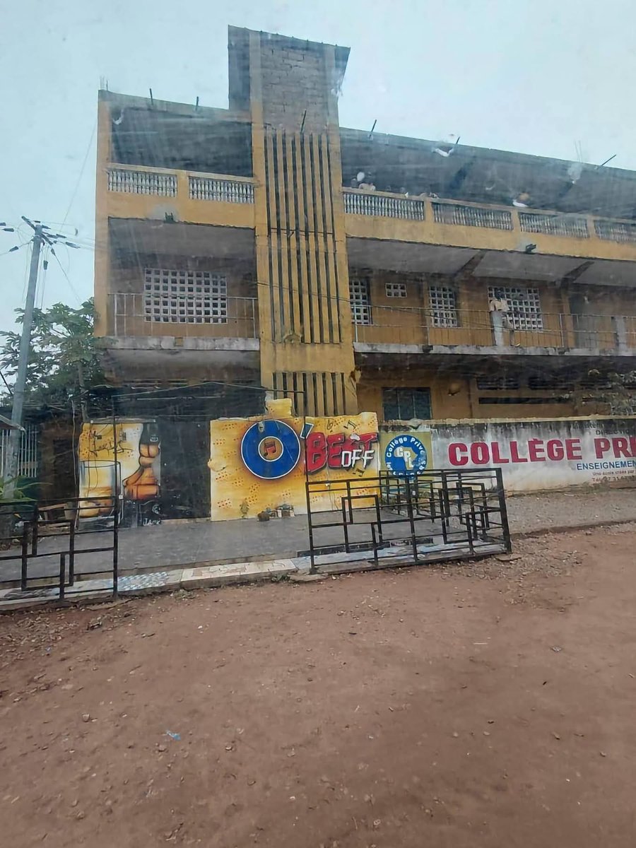 Cotedivoireoff_'s tweet photo. 🇨🇮 BOUAKÉ | Cet après midi à Bouaké sur instructions de Monsieur le Procureur de la Republique et conformement aux orientations du directeur regional du commerce de Gbèkè, une équipe conduite par le directeur regional adjoint Menan Bernard appuyée par les forces de securité s' est rendue au sein du collège privé dénommé " les leaders " sis à Bouaké Air France . 

Le constat alamant offrait aux visiteurs la presence d' un bar au sein de l'etablissement scolaire comprenant plusieurs casiers de bouteilles d'alcool et de cigatette Shisha.

 Cette situation consternante , cocasse et inédite viole la reglementation en vigueur notamment la loi No 64-293 du 1er Aout 1964 portant code des débits de boissons modifiée par les lois de 1974 et 1999 ainsi que l'arrêté No 0111 du ministère de l'éducation nationale et de l'enseignement qui interdit formellement la presence de debits de boissons aux alentours des établissements scolaires. 

L'équipe de la direction regionale du commerce de Bouaké a procédé à la saisie des boissons incriminées et à  la fermeture administrative de l'établissement.

Une procédure administrative a été engagée contre les propriétaires de ce bar et Monsieur le Procureur déterminera la suite à donner à cette affaire .