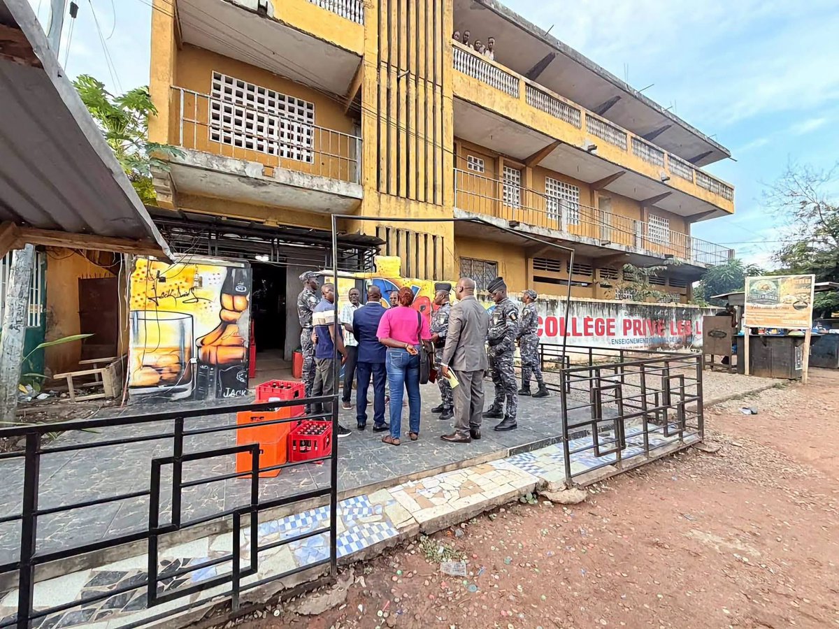 Cotedivoireoff_'s tweet photo. 🇨🇮 BOUAKÉ | Cet après midi à Bouaké sur instructions de Monsieur le Procureur de la Republique et conformement aux orientations du directeur regional du commerce de Gbèkè, une équipe conduite par le directeur regional adjoint Menan Bernard appuyée par les forces de securité s' est rendue au sein du collège privé dénommé " les leaders " sis à Bouaké Air France . 

Le constat alamant offrait aux visiteurs la presence d' un bar au sein de l'etablissement scolaire comprenant plusieurs casiers de bouteilles d'alcool et de cigatette Shisha.

 Cette situation consternante , cocasse et inédite viole la reglementation en vigueur notamment la loi No 64-293 du 1er Aout 1964 portant code des débits de boissons modifiée par les lois de 1974 et 1999 ainsi que l'arrêté No 0111 du ministère de l'éducation nationale et de l'enseignement qui interdit formellement la presence de debits de boissons aux alentours des établissements scolaires. 

L'équipe de la direction regionale du commerce de Bouaké a procédé à la saisie des boissons incriminées et à  la fermeture administrative de l'établissement.

Une procédure administrative a été engagée contre les propriétaires de ce bar et Monsieur le Procureur déterminera la suite à donner à cette affaire .