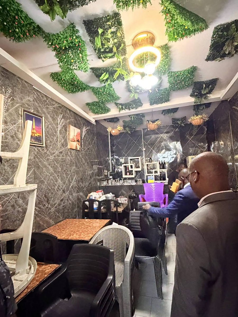 Cotedivoireoff_'s tweet photo. 🇨🇮 BOUAKÉ | Cet après midi à Bouaké sur instructions de Monsieur le Procureur de la Republique et conformement aux orientations du directeur regional du commerce de Gbèkè, une équipe conduite par le directeur regional adjoint Menan Bernard appuyée par les forces de securité s' est rendue au sein du collège privé dénommé " les leaders " sis à Bouaké Air France . 

Le constat alamant offrait aux visiteurs la presence d' un bar au sein de l'etablissement scolaire comprenant plusieurs casiers de bouteilles d'alcool et de cigatette Shisha.

 Cette situation consternante , cocasse et inédite viole la reglementation en vigueur notamment la loi No 64-293 du 1er Aout 1964 portant code des débits de boissons modifiée par les lois de 1974 et 1999 ainsi que l'arrêté No 0111 du ministère de l'éducation nationale et de l'enseignement qui interdit formellement la presence de debits de boissons aux alentours des établissements scolaires. 

L'équipe de la direction regionale du commerce de Bouaké a procédé à la saisie des boissons incriminées et à  la fermeture administrative de l'établissement.

Une procédure administrative a été engagée contre les propriétaires de ce bar et Monsieur le Procureur déterminera la suite à donner à cette affaire .