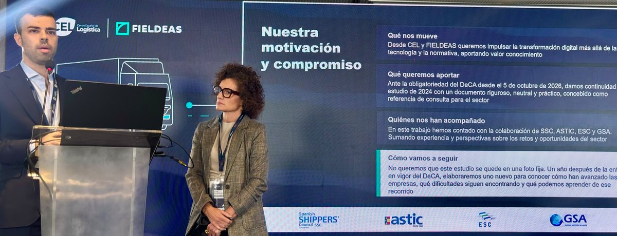 astic1960's tweet photo. En el primer día de obligatoriedad legal de #DeCA, asistimos a la presentación del II Estudio «Retos y beneficios de la digitalización documental en el transporte de mercancías por carretera», en el que hemos tenido el placer de participar.
Santiago Vesga, director técnico de @CELlogistica, y Lola Hurtado, directora de Marketing de @FIELDEAS 👇