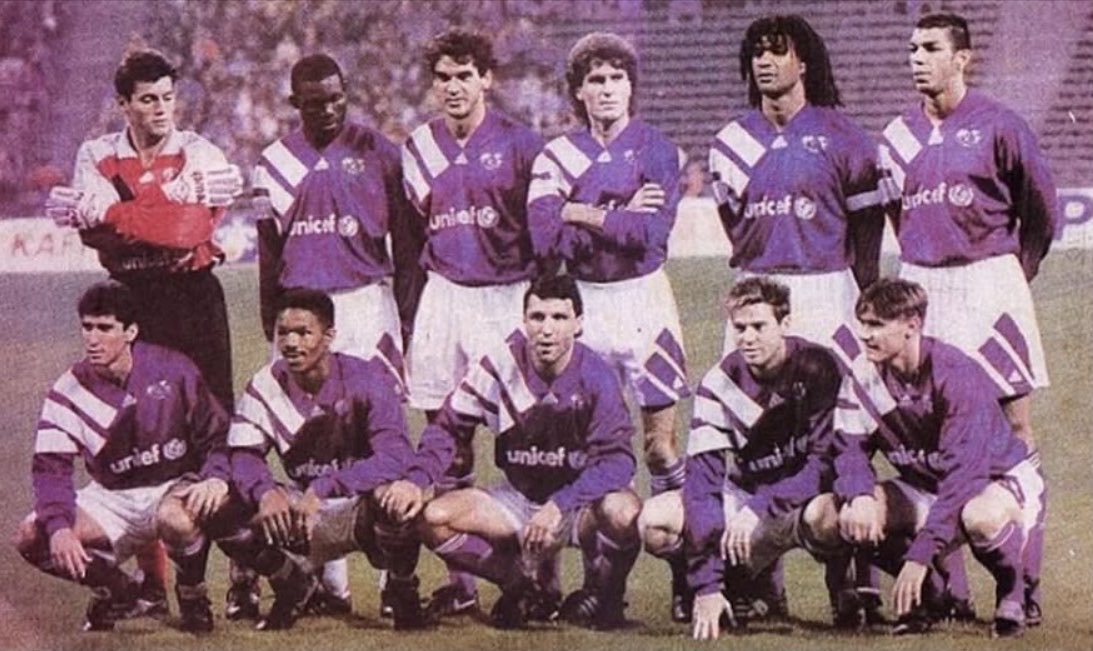 eldoctorpelaez's tweet photo. SEL RESTO DEL MUNDO 1991.Arriba izq/de: Sergio Goycochea (arg), George Weah (Liberia), Ricardo Gomez (Bra), O Ruggeri (Arg). R Gullit (Holanda), Mozer (Bra). Abajo izq/de: Jorginho (Bra), D Armstrong (Usa), Hristo Stoichkov (Búlgaro), Chris Waddle (Inglés), D Stojkovic (Serbio) https://t.co/B1UXnuNjw7
