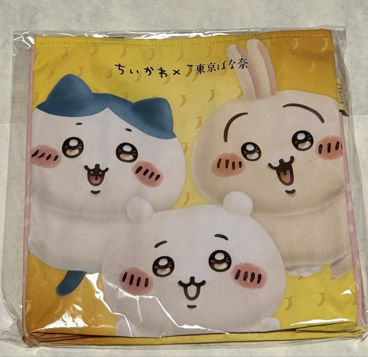 aquatail9's tweet photo. スカイツリーのイベントグッズ、欲しかったビーズのアクキー買えて大満足。
クリアステッカーは光が当たるとホログラムがキラキラして綺麗です！
東京ばな奈のお店に寄ったら、手に入らないと思ってたトートバッグがラス1で買えてめっちゃ嬉しい🤩 https://t.co/bBKITZ0Y51