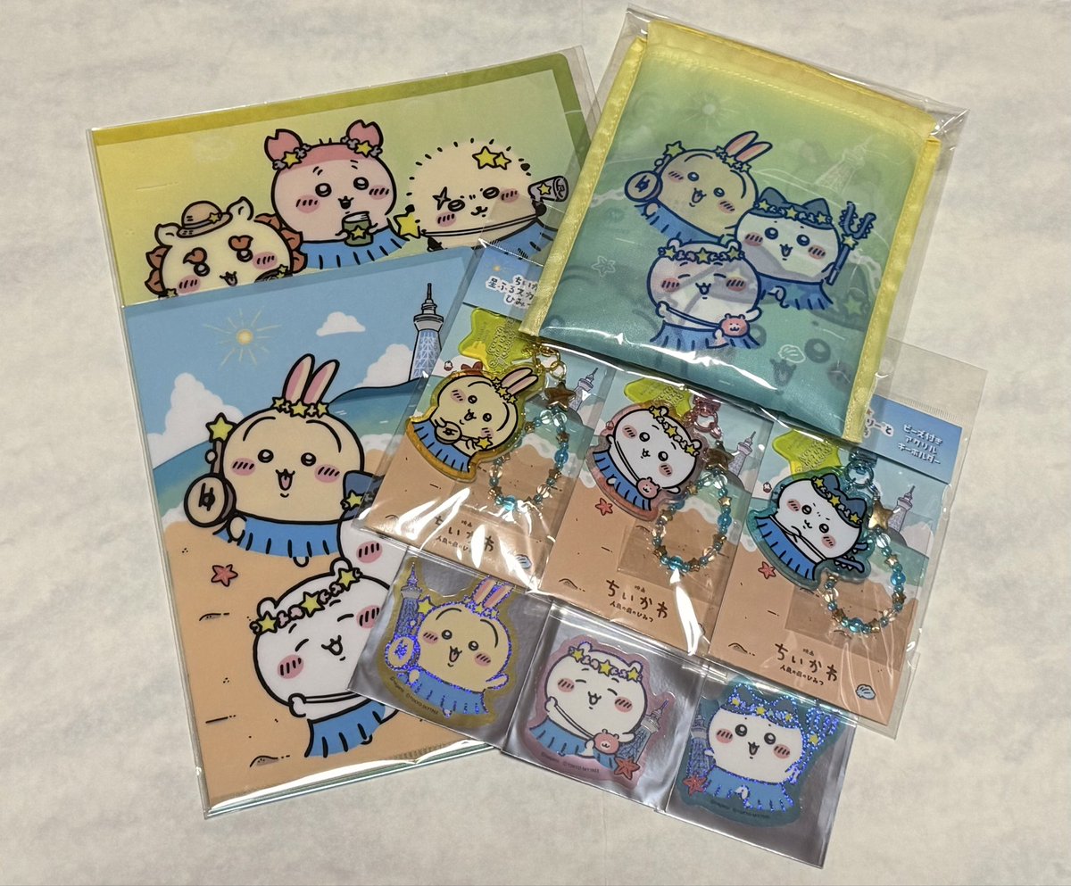 aquatail9's tweet photo. スカイツリーのイベントグッズ、欲しかったビーズのアクキー買えて大満足。
クリアステッカーは光が当たるとホログラムがキラキラして綺麗です！
東京ばな奈のお店に寄ったら、手に入らないと思ってたトートバッグがラス1で買えてめっちゃ嬉しい🤩 https://t.co/bBKITZ0Y51