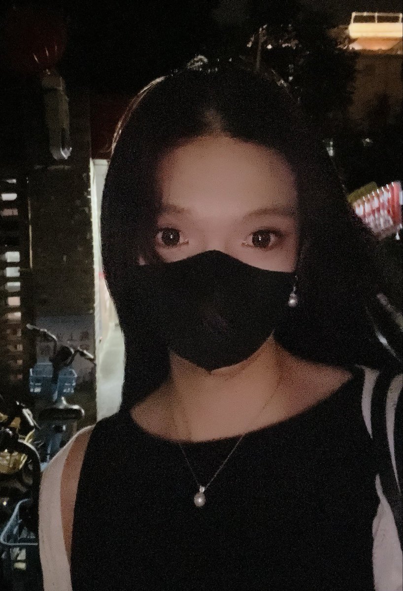 ritayunlei_cd's tweet photo. 女生第一次坐在男人的大腿上，被搂在怀里，他说隔着丝袜都感觉湿了 #男娘 #女装 https://t.co/CwvSHKY1iU