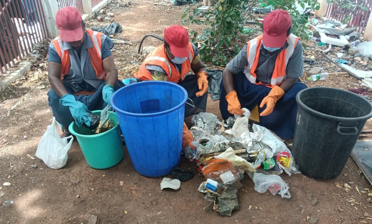 SalemDRM's tweet photo. Clean Tracks, Clean Premises! ✨

Day 3 of Swachhata Pakhwada 2026 - Trackside &amp; Legacy Waste Cleaning Drive conducted at Karur &amp; Tiruppur Railway stations by Salem Division#SwachhataPakhwada

#SwachhRail #SalemDivision https://t.co/ZZDbP9TG3y