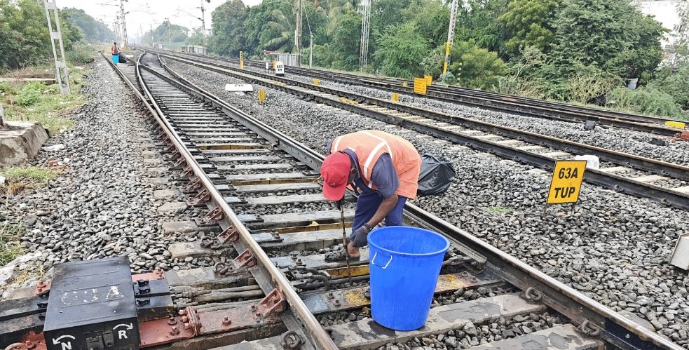 SalemDRM's tweet photo. Clean Tracks, Clean Premises! ✨

Day 3 of Swachhata Pakhwada 2026 - Trackside &amp; Legacy Waste Cleaning Drive conducted at Karur &amp; Tiruppur Railway stations by Salem Division#SwachhataPakhwada

#SwachhRail #SalemDivision https://t.co/ZZDbP9TG3y