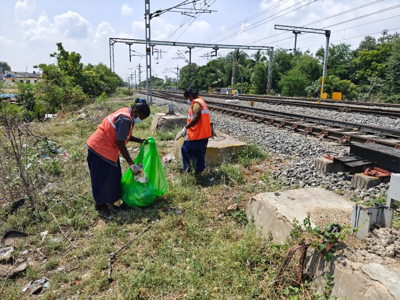 SalemDRM's tweet photo. Clean Tracks, Clean Premises! ✨

Day 3 of Swachhata Pakhwada 2026 - Trackside &amp; Legacy Waste Cleaning Drive conducted at Karur &amp; Tiruppur Railway stations by Salem Division#SwachhataPakhwada

#SwachhRail #SalemDivision https://t.co/ZZDbP9TG3y
