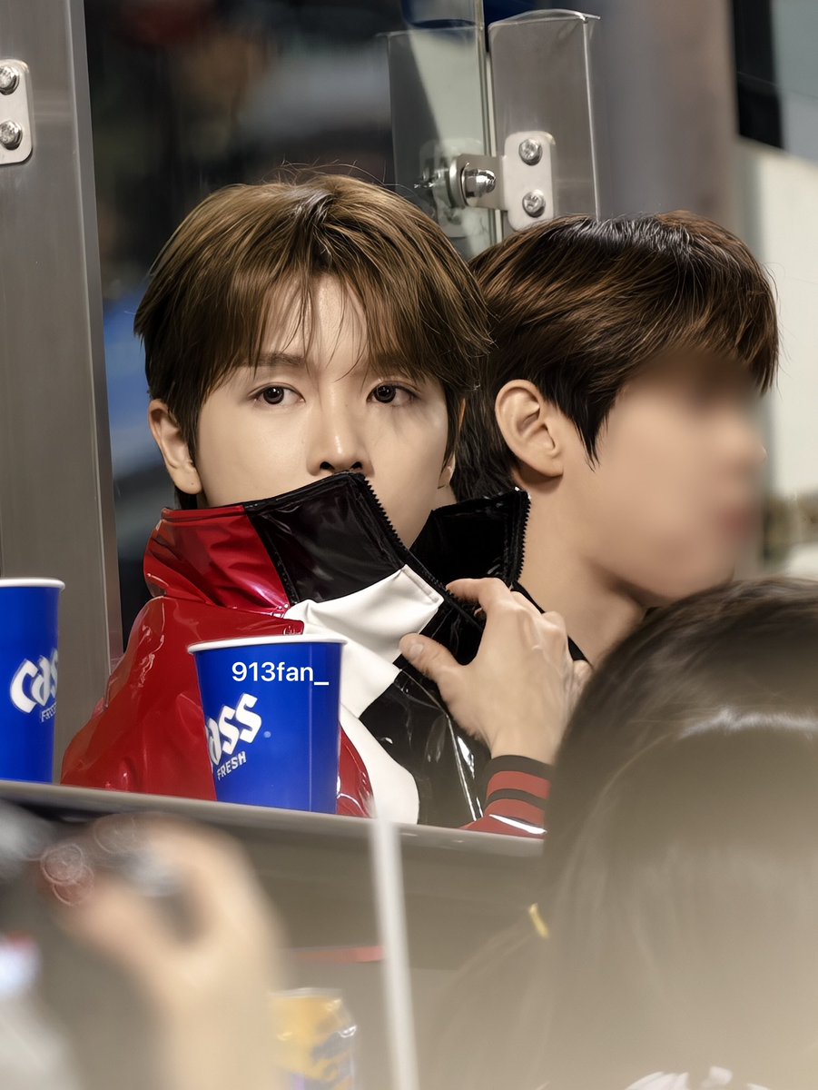 913fan_'s tweet photo. 성찬이 유광입은거 너무 좋아요 .... 

#성찬 https://t.co/slIot4aMhO