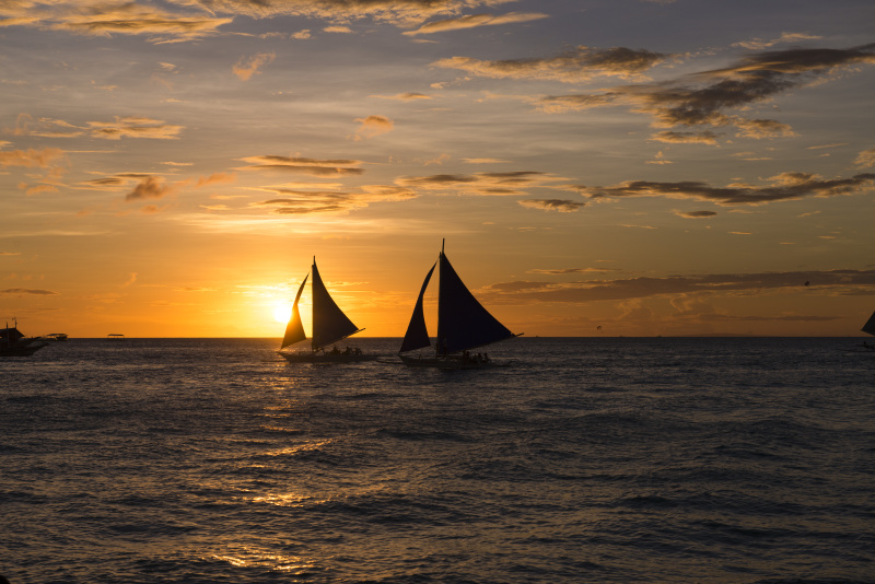 JadeMerrilec's tweet photo. [Un barco se adentra en el océano, y la melodía continúa su camino hacia el horizonte!] https://t.co/sHjdlLbEs1